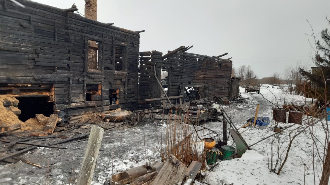 Под Архангельском сгорел деревянный дом